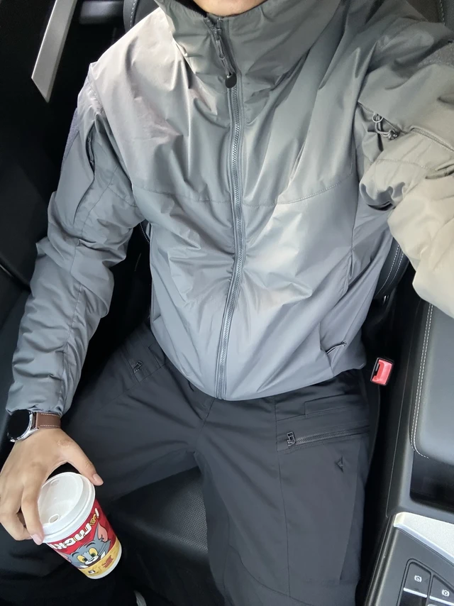 西博这款gen2.2版本军鸟三防棉服真的帅啊！三防格纹网状面料，防风防水性能优异！内里中空组织纤维填充，真的巨保暖一件轻松过冬的感觉！#男生穿搭 #三防棉服 #棉服也能穿出时尚感 #户外棉服 #男生穿