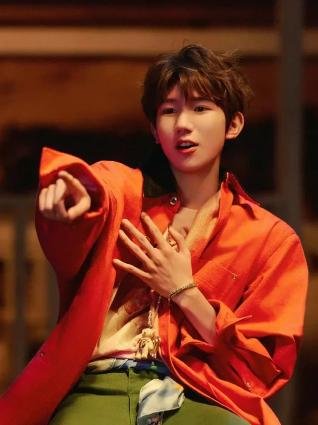 型格瞩目，构塑摩登新貌。
歌手、演员@TFBOYS-王源 率性佩戴#Swarovski Matrix系列#手镯新作。时髦亦活力盎然的渐变绿色，碰撞先锋前卫的八角形几何设计，“饰”放出众风格张力。
#施