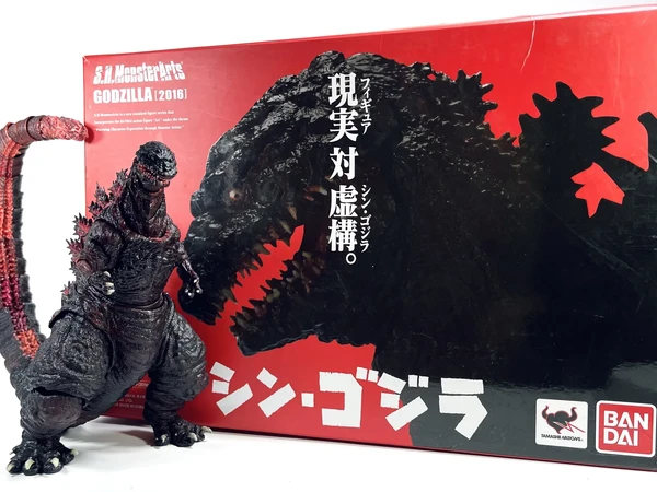 通贩初版SHM真哥斯拉2016第四形态。. 
16年11月发售，模型为了给二三形态让位，整体体积比以往shm要大些，涂装为在实色零件上进行黑红渐变效果，并且在部分地方用光油涂装增强生物质感。眼神还原了