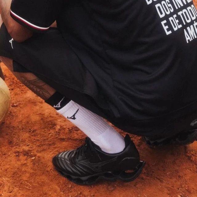 2025盘点6双必买足球鞋推荐，从LV、Nike、adidas到MIZUNO通通都有！
