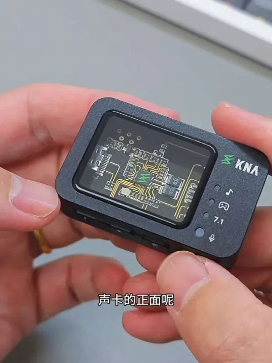 磁吸+固件烧录+特调EQ！KNA光境声卡测评：电竞外设的终极形态？#KNA #KNA光境声卡 #KNA重新定义听声辨位 #声卡 #游戏外设