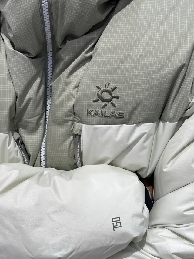 听说这件“来古”羽绒服火出圈啦！？
以中国西藏的来古冰川命名的面是真抗冻呀！
6
日常通勤、户外徒步滑雪多通通拿捏
NEW） FILTER-TEC科技面料提供防风保护
vev 填充750蓬鹅绒，绒子含