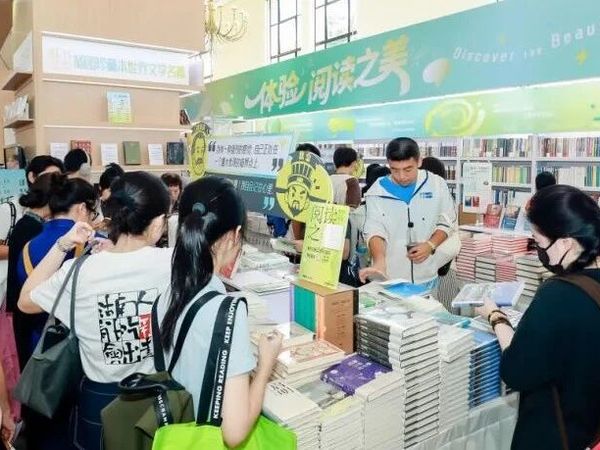 译文社的“书展roomtour”，很绿很夏天！图书、文创、直播，这些玩法别错过