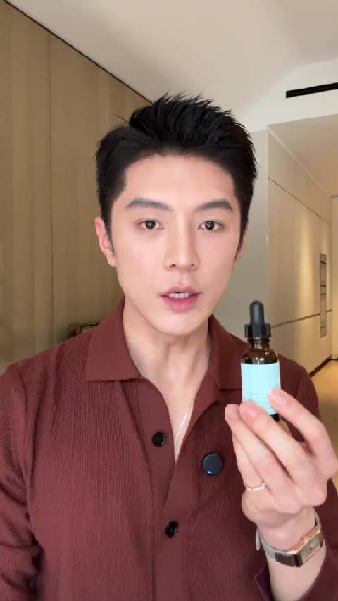 #彩妆产品##微博兴趣创作计划##微博美妆大赛#  想用VC抗氧化？薇姿这款是王牌官替！15%浓度搭配早C晚A，先建立耐受再叠加效果，记得避开高温暴晒哦～ 小炯很快乐的微博视频