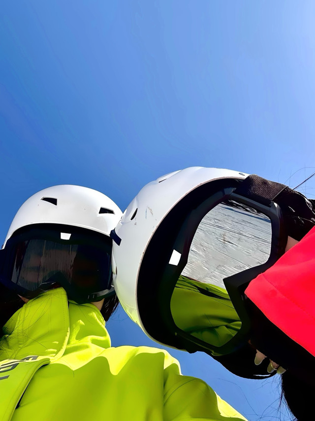 滑雪装备图鉴 ，滑雪护目镜时尚舒适很重要