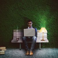 年轻人用AI都做什么：查询和写作业最常见、女性多寻求建议