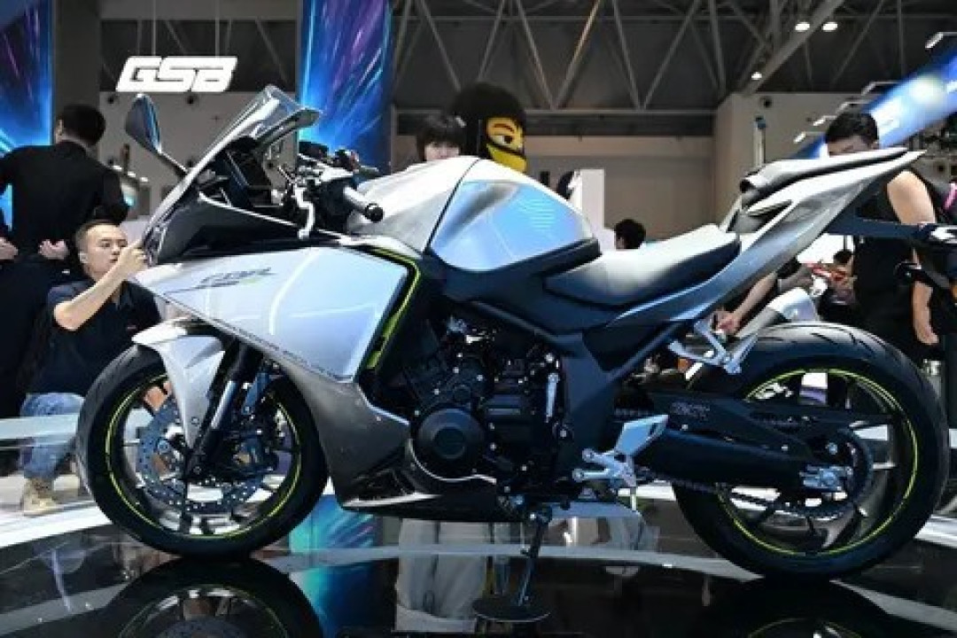 本田CBR500R FOUR震撼登场:四缸仿赛新标杆,性能与科技全面升级