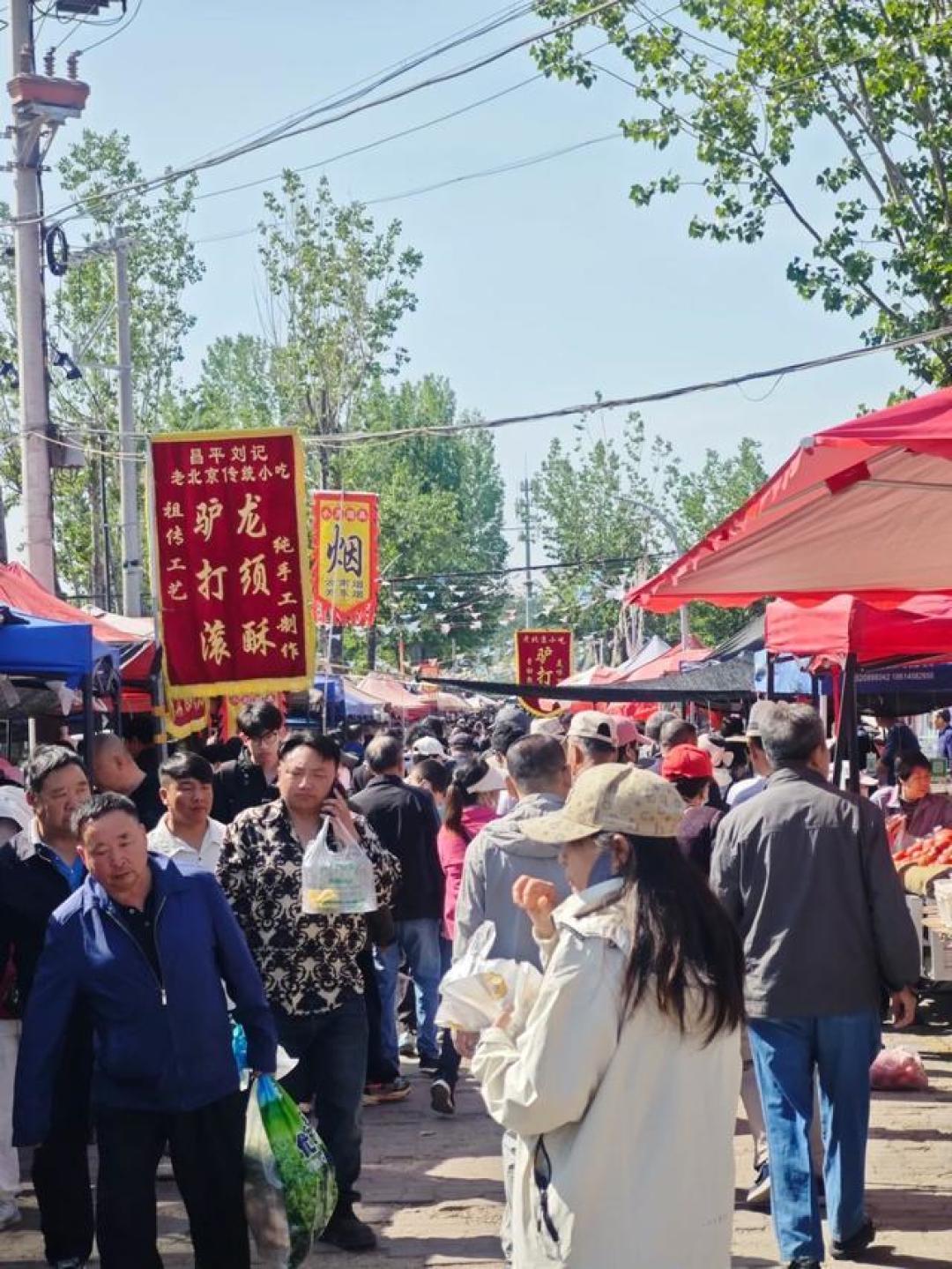 北京小伙逛沙河大集满载而归,出租屋里吃卤煮炸糕,这才是生活!