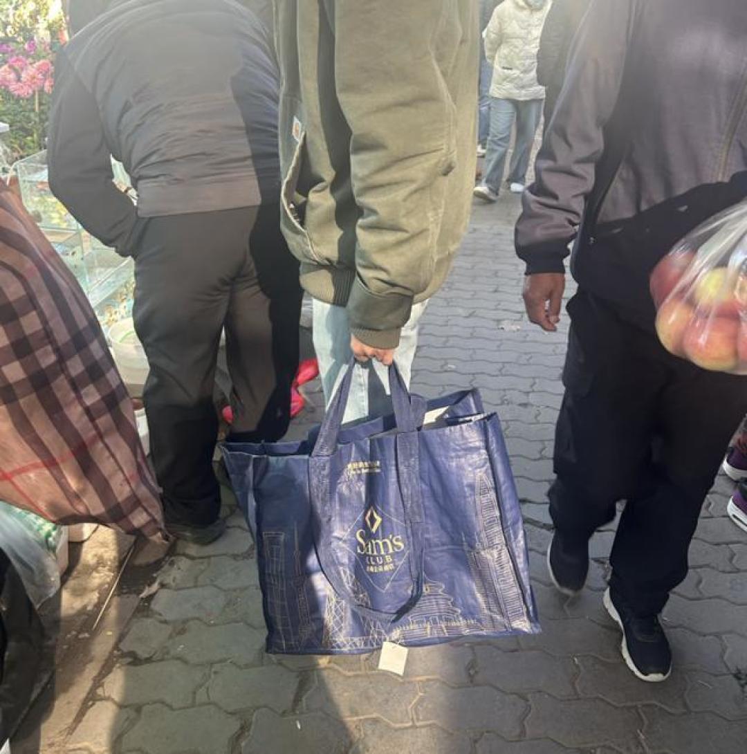 北京小伙逛沙河大集满载而归,出租屋里吃卤煮炸糕,这才是生活!