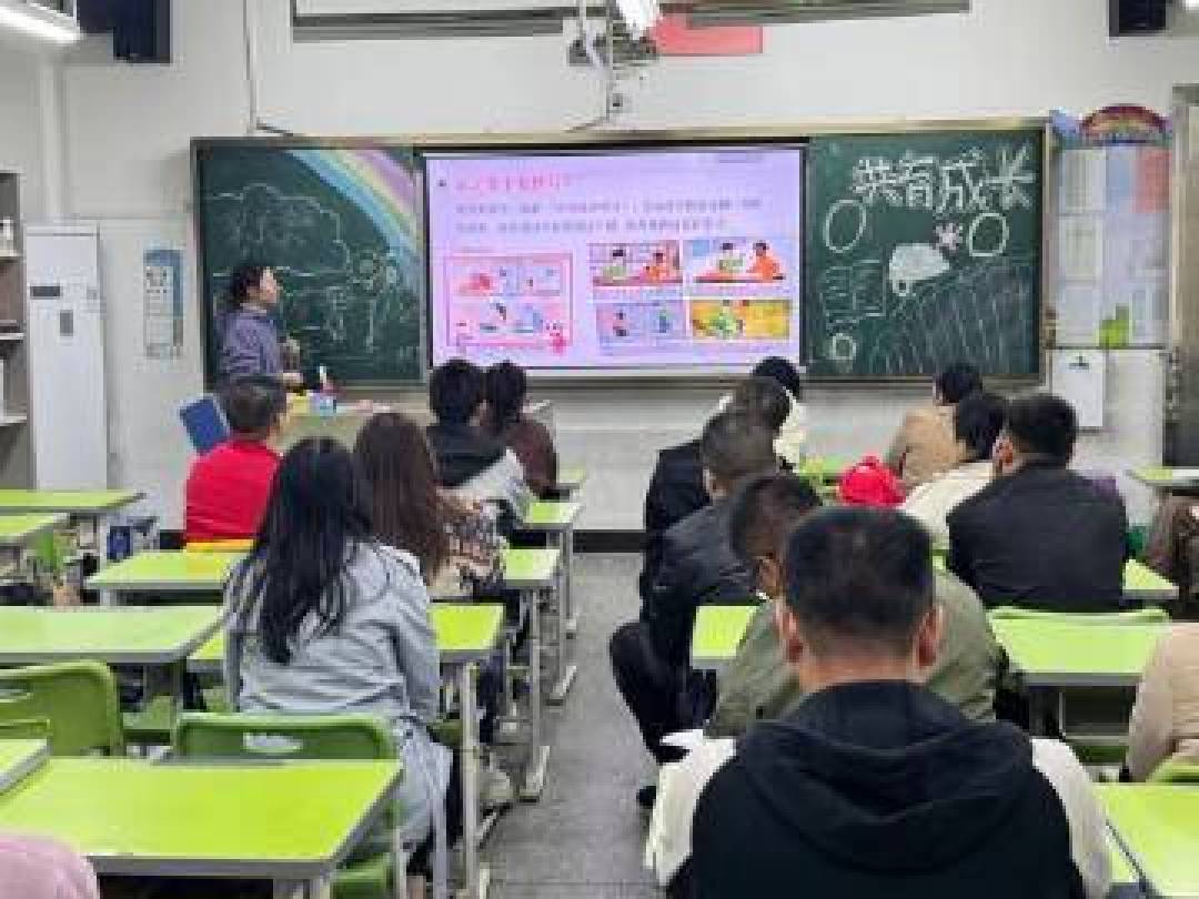家长会画风突变：爸爸们的笨拙参与，正悄然改变家庭教育