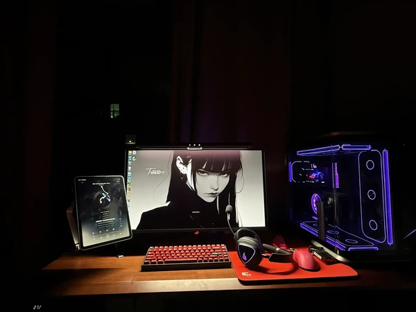 新电脑到位了。配置：
显卡：七彩虹aodc 5070ti
主板：rog b850-e 
内存：芝奇皇家戟16*2 6000 v28
固态：三星9100pro 2tb
水冷：利民奇幻视界360
机箱：乔