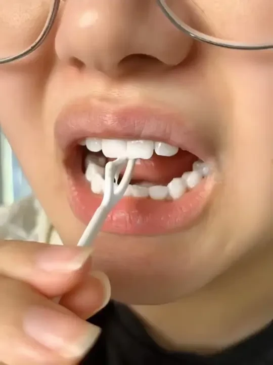 蛀牙人狂喜！！含氟牙线=牙线+含氟牙膏！