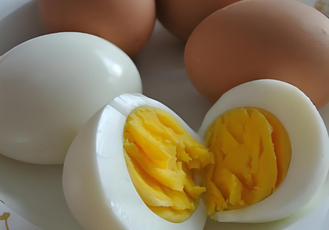 某博主自称日啃40个蛋连吃五年？医生戳破：有空来医院看看！