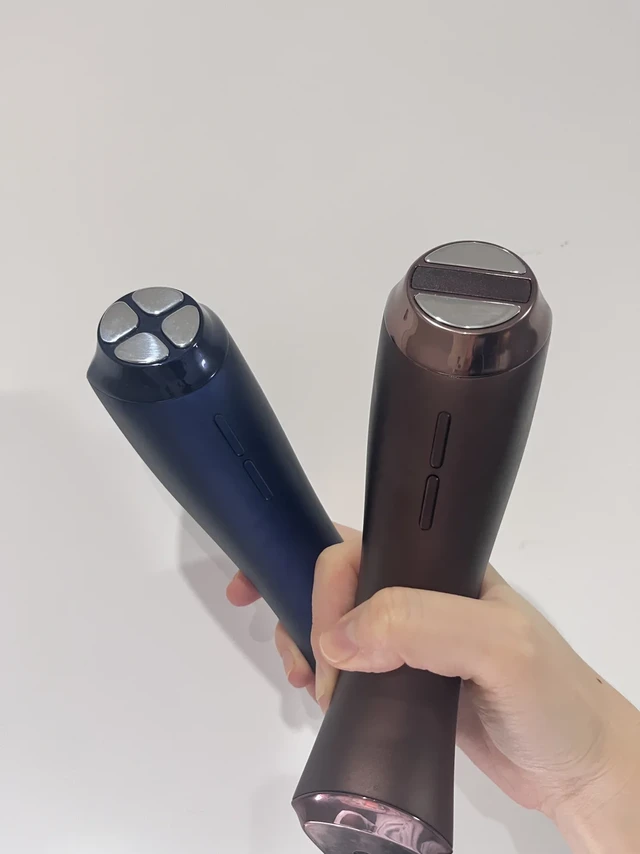 做了蛮久功课选了这套
收货用了也有一周多
先用d2s，用完脸上热热的，再涂护肤品，再用小刻刀。
d2s是坚持型选手，能量足且不用凝胶，懒人福音。
小刻刀急救厉害，不用凝胶直接涂护肤品完用也行，下颌线感