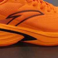 安踏火箭7代跑鞋：雨雪天跑步无忧