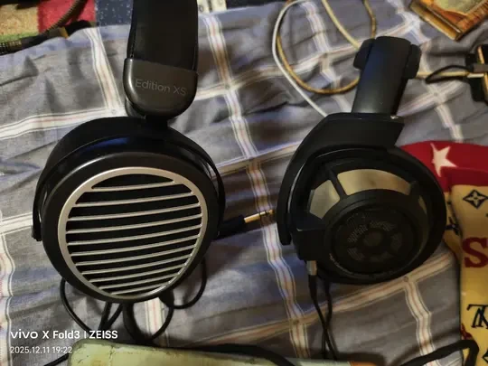 刚九百入手全新hifimanedxs，对比手里的森海hd800s，横向声场当然800s完胜，解析细节800s完败，毕竟平板先天素质超高，低频两个都垃圾，没量也下不去，高频edxs刺耳，听着太累，800