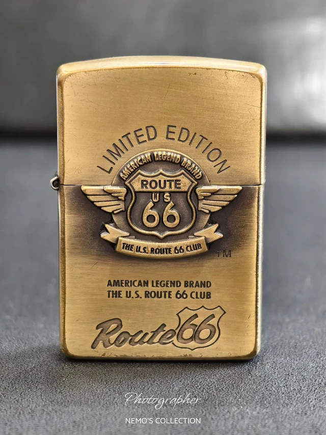 《致敬公路传奇：Zippo 1994年66号公路熏铜贴章机》
 
当指尖触碰到这枚熏铜质感的Zippo，仿佛瞬间驶入1994年的美国66号公路——复古铜色是岁月的包浆，立体贴章上的“ROUTE 66”