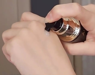欧珀莱黑精灵4代精华露：抗皱紧致，解锁肌肤年轻密码