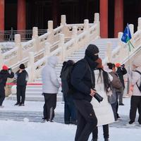 李现故宫雪景“刺客”穿搭火了，本人幽默回应无效伪装