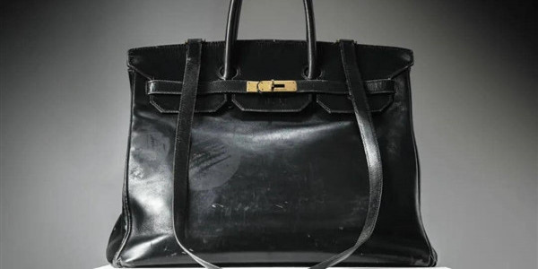 香奈儿“异形包”拍出百万成交价 网友：这不就是超市购物篮