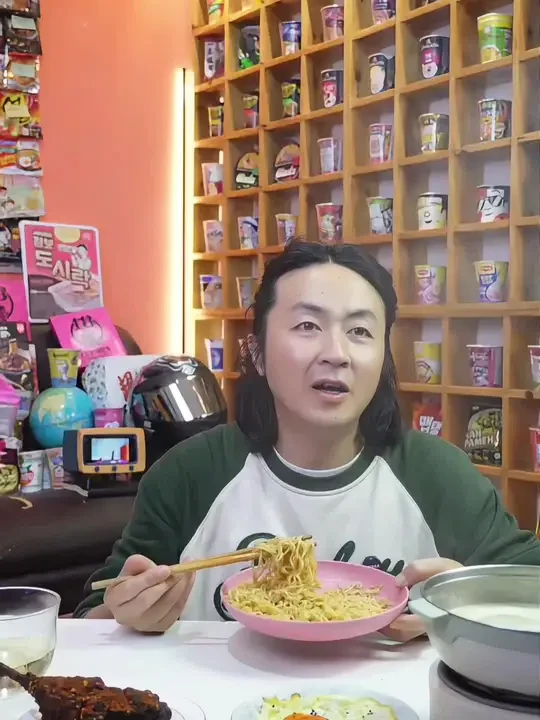 卖到全世界一百多个国家的营多捞面！凭借独特的口味，常年位于世界十大泡面！原味好吃，只推荐原味！！#泡面 #营多捞面 #拌面#泡面推荐 #泡面先生