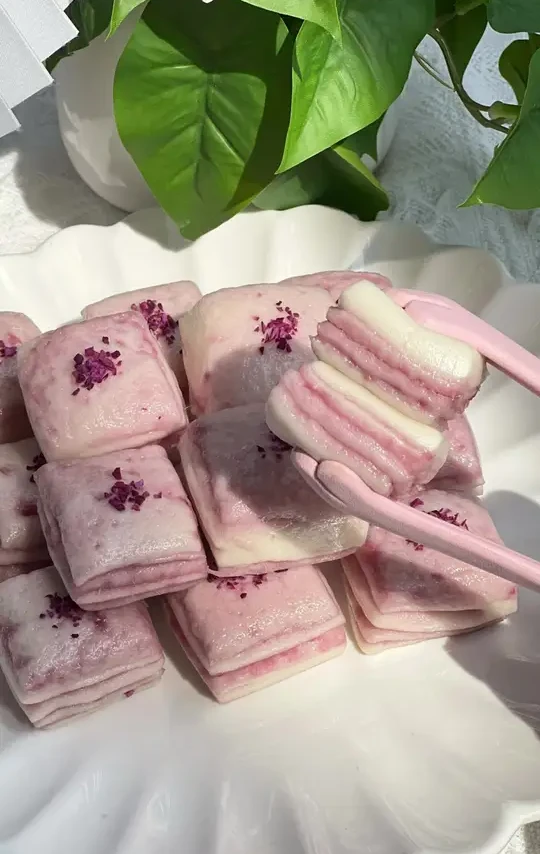 全网最适合新手的馒头教程！零基础手揉不失败
紫薯小方馒头（无油无糖）
配方：
紫薯泥50克
配方奶粉5克（宝宝平时喝的）
蒸熟加奶粉捣碎，要放凉再用，如果紫薯泥比较干，可以加少量水搅拌一下，比较好抹开