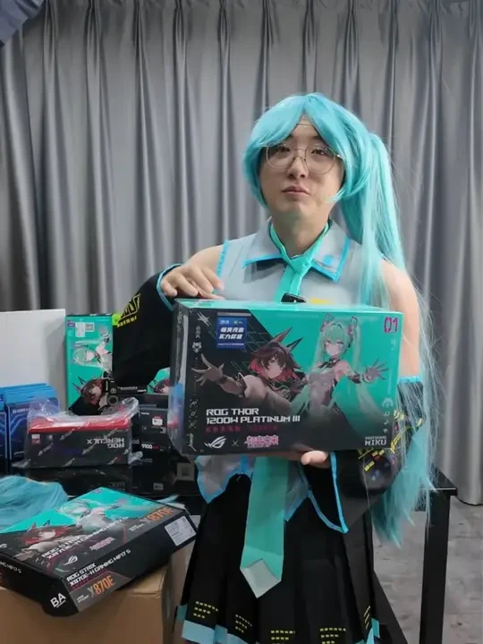 江苏第一台ROG初音未来联名？你们说是电脑好看还是我好看呢？ #锐龙79800X3d #初音未来 #rog全家桶 #diy电脑 #cosplay