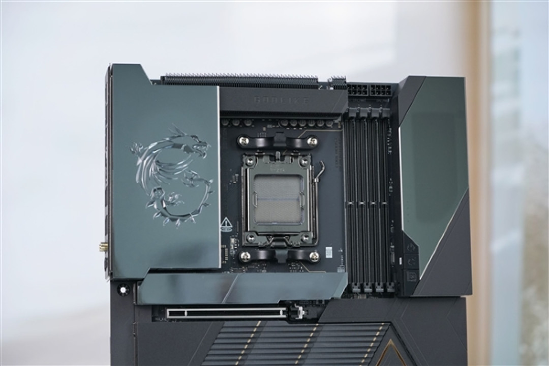限量1000块!微星MEG X870E GODLIKE X EDITION主板图赏