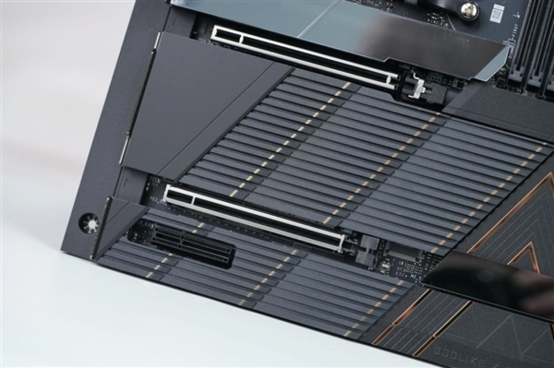 限量1000块!微星MEG X870E GODLIKE X EDITION主板图赏