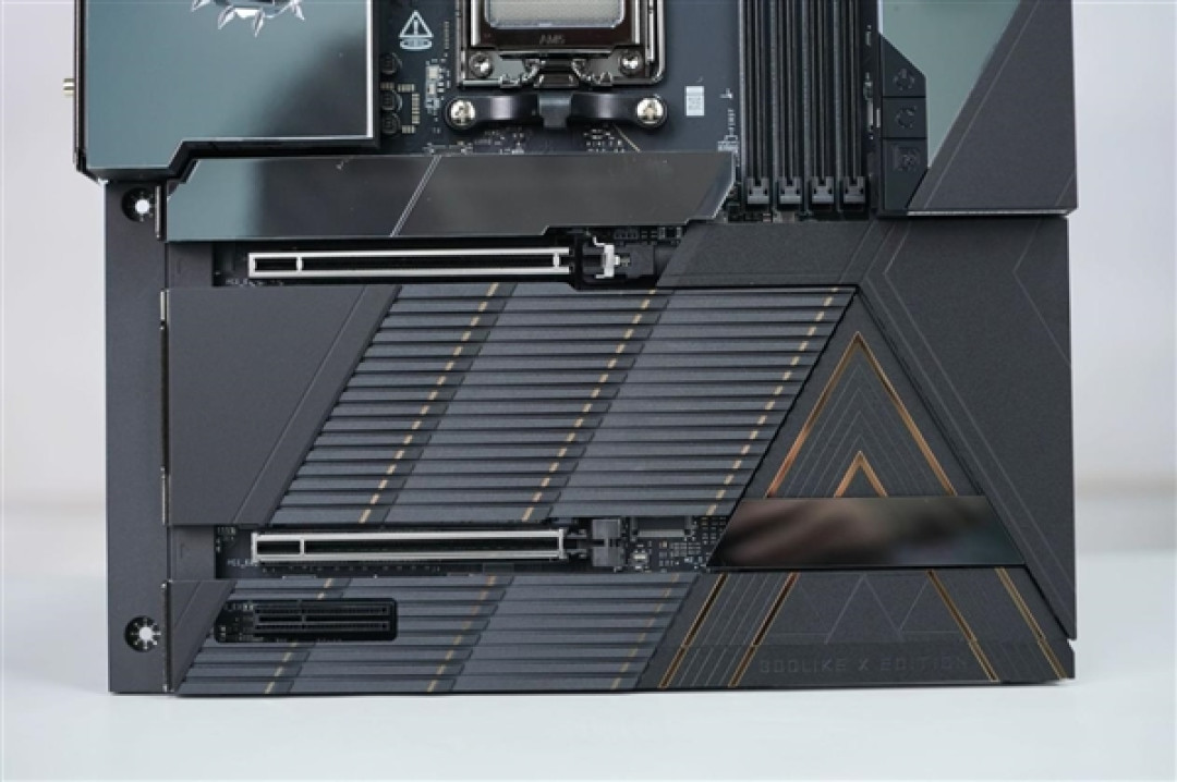 限量1000块!微星MEG X870E GODLIKE X EDITION主板图赏