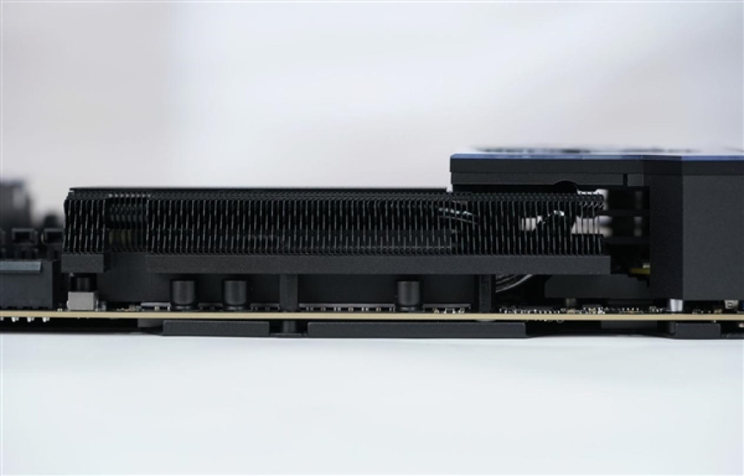 限量1000块!微星MEG X870E GODLIKE X EDITION主板图赏