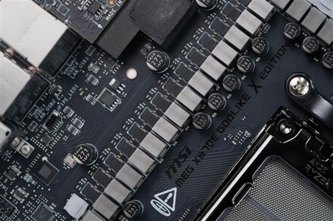 限量1000块!微星MEG X870E GODLIKE X EDITION主板图赏
