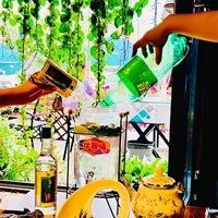 牛碧桶爆火：年轻人饮酒文化革新还是传统白酒妥协？全网观点大碰撞