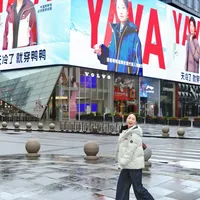 孙颖莎代言鸭鸭羽绒服值不值？410万粉丝吵翻了