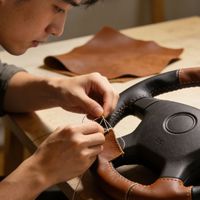 针脚藏心，缝制方向盘套的男生治愈时光