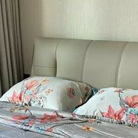 喜临门双人床：实木材质简约风的选择