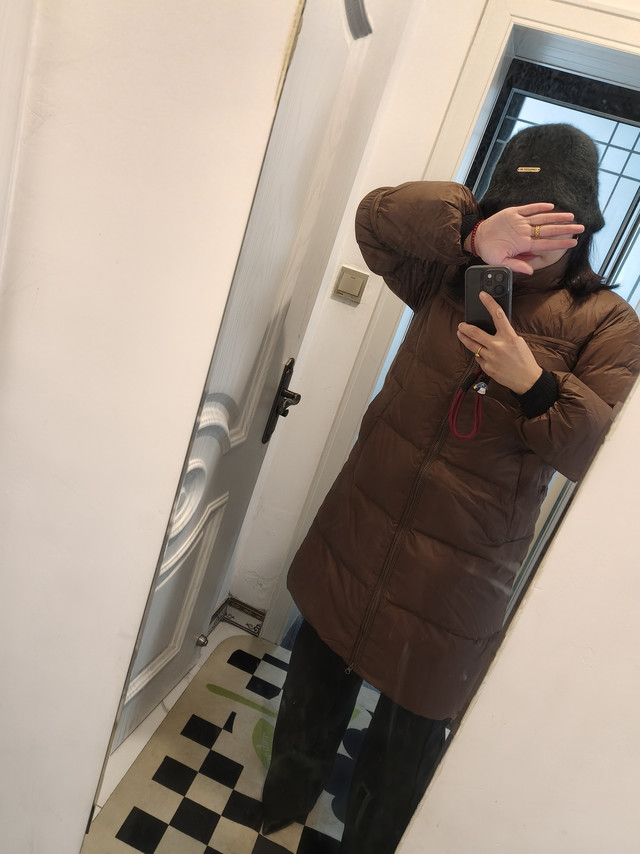 冬季旅行怎么穿好看不冻人 ，冬季鹅绒羽绒服蓬松轻便保暖舒适