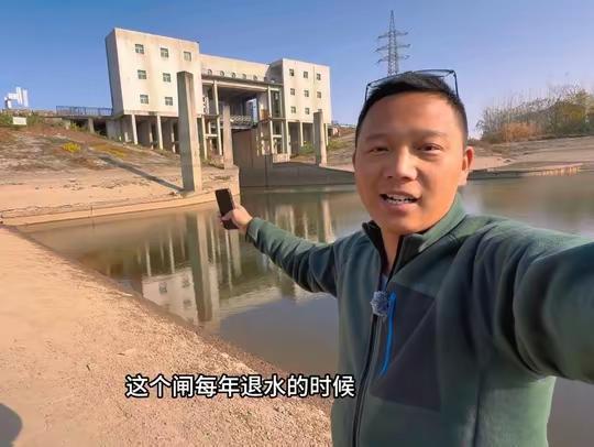 现在天气冷,大江大湖的鱼已经不好钓了!不过在我们湖北,有很多闸口,冬季也是不错的选择!#中逵小师达极轻小综合二代 #钓鱼王地狱猫 @中逵官方旗舰店 @中逵创始人