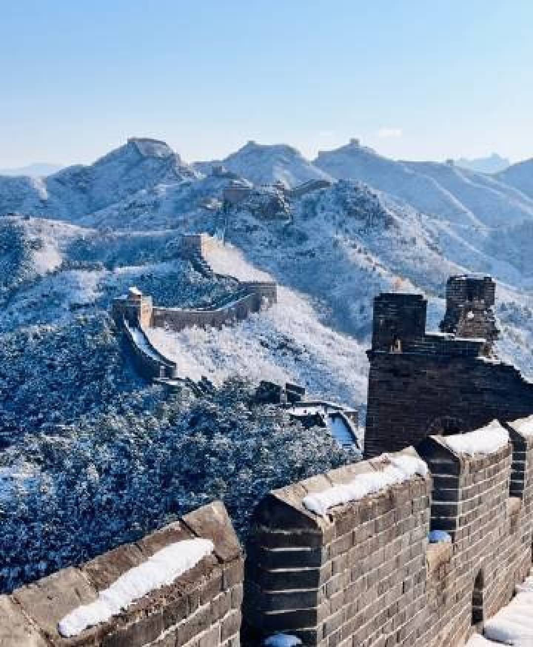 雪后长城变身水墨画卷,八达岭单日涌入近两万游客冒雪打卡