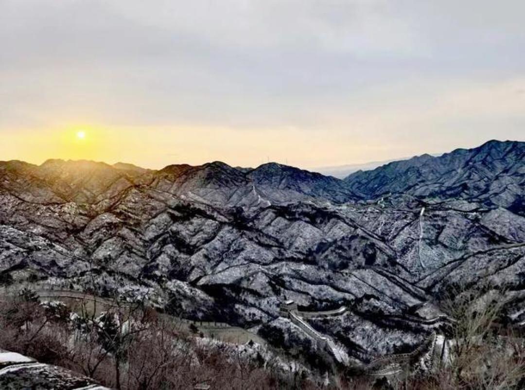 雪后长城变身水墨画卷,八达岭单日涌入近两万游客冒雪打卡