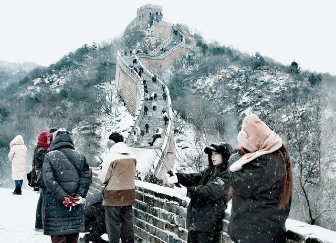 雪后长城变身水墨画卷，八达岭单日涌入近两万游客冒雪打卡