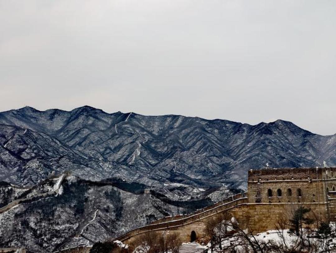 雪后长城变身水墨画卷,八达岭单日涌入近两万游客冒雪打卡