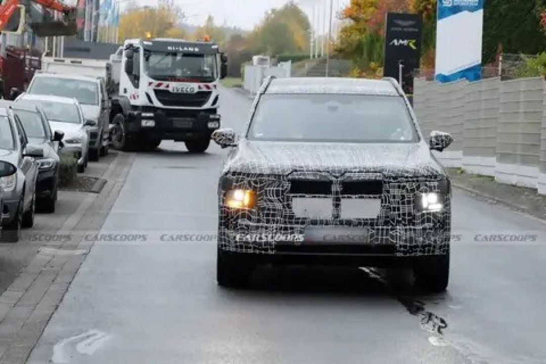 全新宝马X7路试曝光:2027年推混动与纯电旗舰SUV