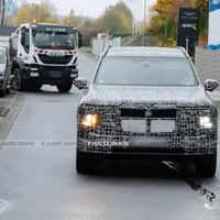 全新宝马X7路试曝光：2027年推混动与纯电旗舰SUV