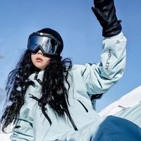 滑雪度假村穿搭技巧，选择既防风又防水的滑雪服，同时保留潮流感