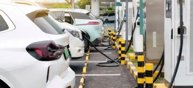 电车表显82%健康度，续航却腰斩？合同写着70%可换电池，该这么办