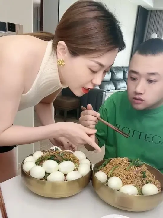 你自己非要换的！最后咋还急眼了呢！#夫妻日常#美食 #抖音美食推荐官 #吃货 #美食