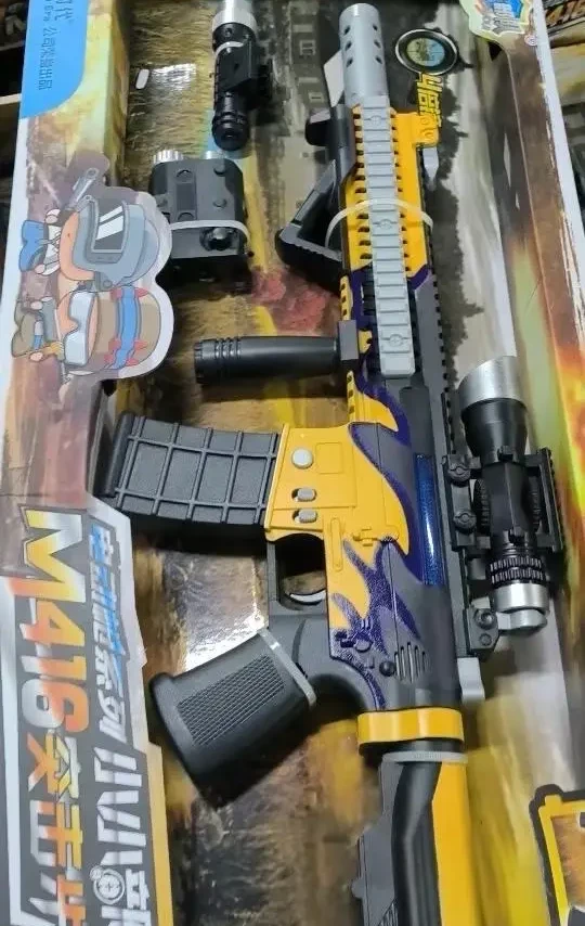 小小部队电动八音枪测评。给小朋友选玩具挑花眼？试试这款电动八音枪！带闪光灯和逼真音效，按下开关就有枪声反馈，还配了对讲机和摄像头装饰，颜值超高。套装里直接带电池，拆开包装就能玩，安全又省心，小朋友拿到