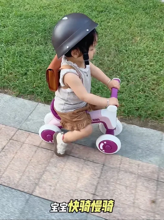 自从爸爸安排了这款#平衡车 ，下楼遛娃再也不累了，能够锻炼宝宝四肢协调性和平衡感，出门再也不用一直抱着了，妈妈们，快安排#萌娃骑车 #平衡训练 #母婴好物