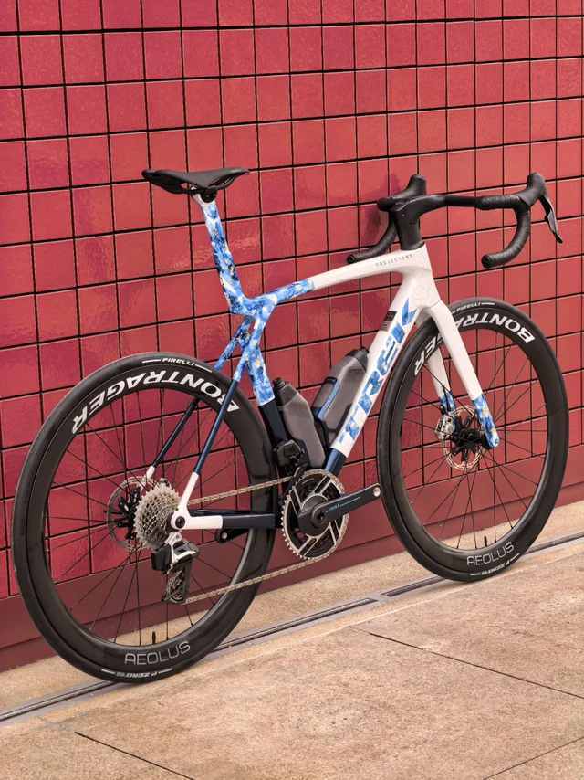 TREK madone slr9青花瓷。破风，于无形
IsoFlow 系统革新空气动力学与舒适哲学。它不再是“对抗”风阻，而是优雅地引导气流穿过车架，将颠簸转化为前进的动量。更快的姿态，意味着更少的损